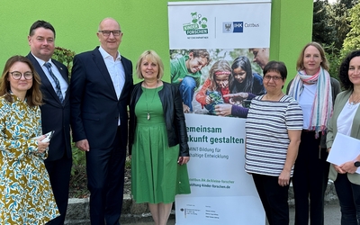Dietmar Woidke forscht mit den Kindern der Grünen Grundschule Grano