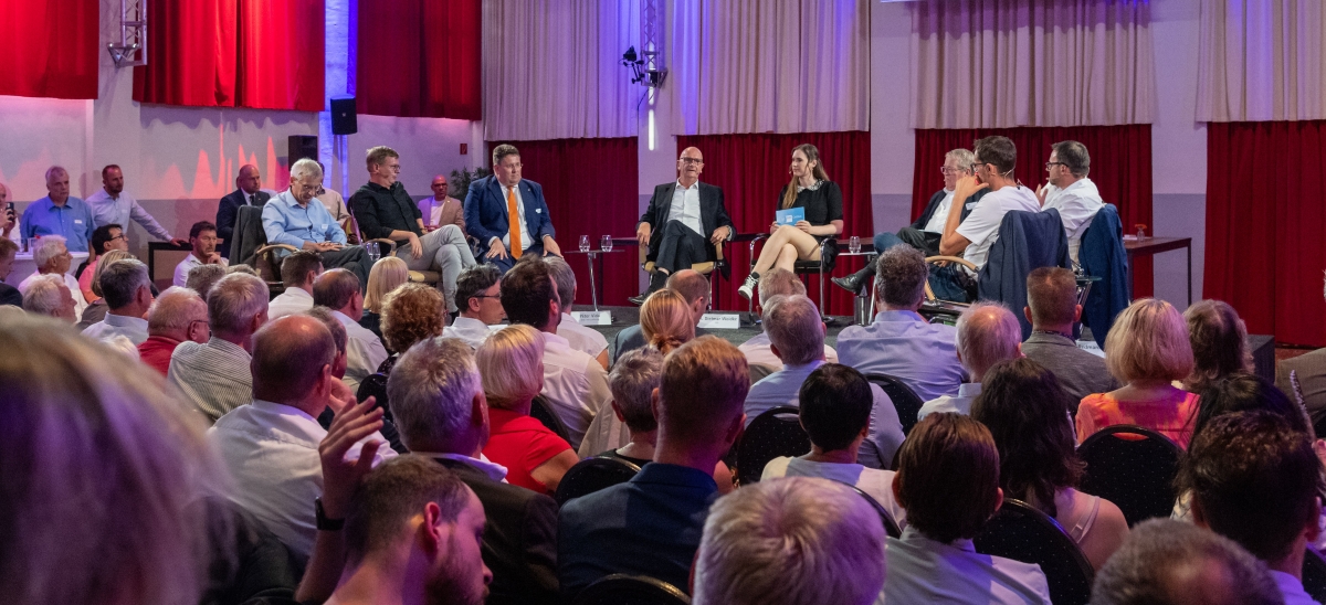 Die Podiumsdiskussion stieß auf großes Interesse bei den Unternehmen.