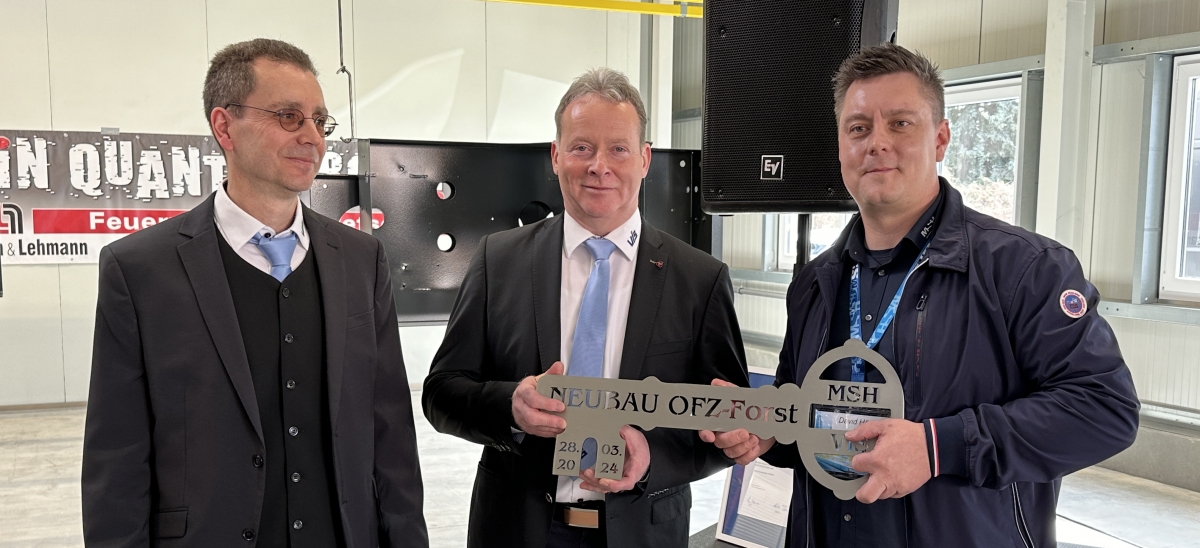 Auch Michael Boche (v. I. n. r.) und Steffen Müller gratulierten David Hänschen. Die Geschäftsführer der VIS-GmbH Forst arbeiteten schon seit Langem mit MSH zusammen.